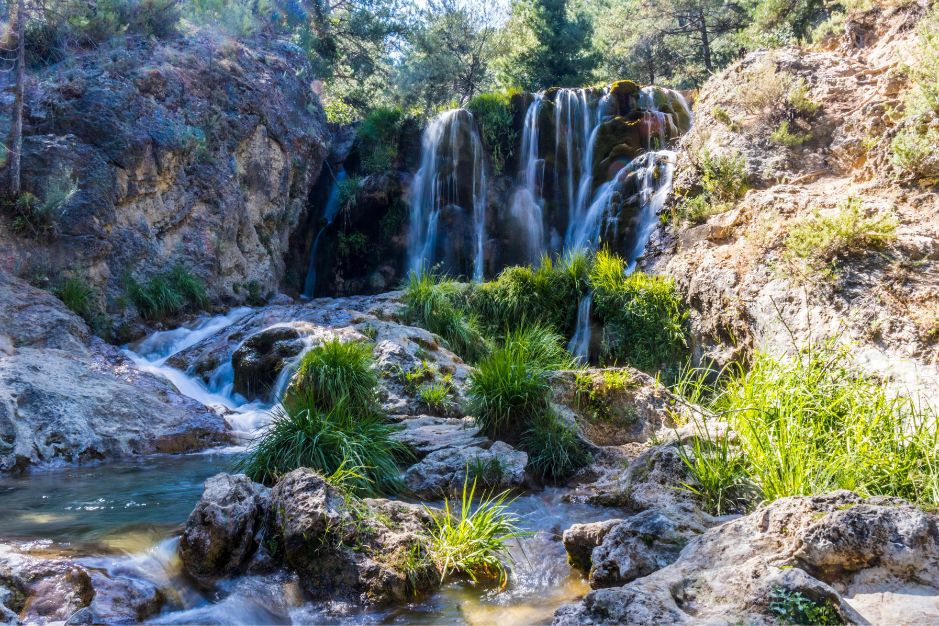 Cascada de Guazalamanco entre rocas y vegetación