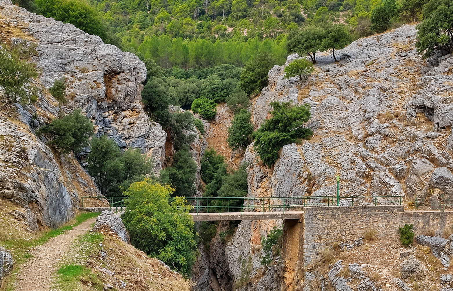 Puente y paisaje rocoso de la Sierra del Pozo